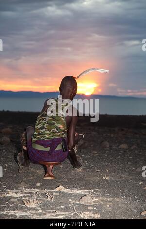 Turkana-Mann bei Sonnenuntergang die Turkana sind ein nilotisches Volk, das im Turkana County im Nordwesten Kenias beheimatet ist, einer semi-arden Klimaregion, die an den Turksee grenzt Stockfoto