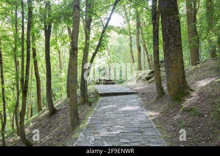 Fußweg am Geburtsort des Ebro-Flusses in Fontibre; Reinosa; Kantabrien; Spanien Stockfoto