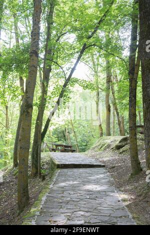 Fußweg am Geburtsort des Ebro-Flusses in Fontibre; Reinosa; Kantabrien; Spanien Stockfoto