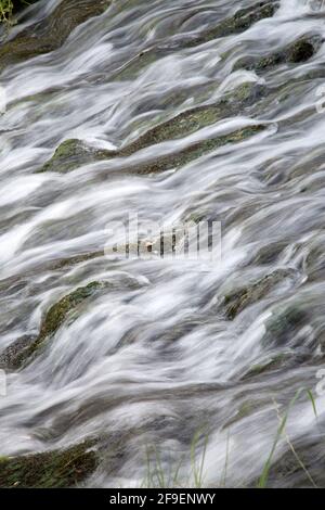 Wasserfall am Geburtsort des Ebro-Flusses in Fontibre; Reinosa; Kantabrien; Spanien Stockfoto