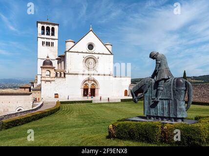 Assisi, Provinz Perugia, Umbrien, Italien. Basilica di San Francesco. Statue der Rückkehr von San Francisco, von Norberto Proietti, 1927-2009. Die Statu Stockfoto