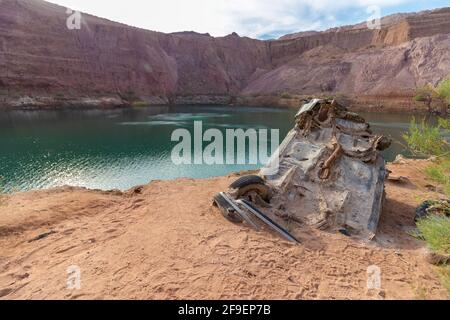 Ein umgekehrtes Auto in einem alten Kupferbruch voller Wasser, im versteckten See im Timna Park, Süd-Israel Stockfoto