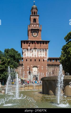 Mailand, Provinz Mailand, Lombardei, Italien. Eingang zum Castello Sforzesco durch den Torre del Filarete auf der Piazza Castello. Stockfoto