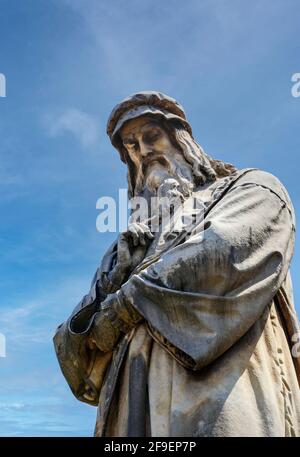 Mailand, Provinz Mailand, Lombardei, Italien. Statue auf der Piazza della Scala des Künstlers Leonardo da Vinci, 1452-1519, von Pietro Magni, 1817-1877. Stockfoto