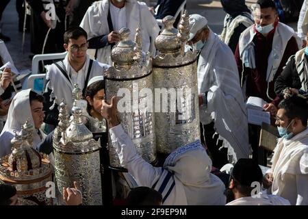 jerusalem, Israel. 29-03-2021. Ein Blick von oben auf einen jüdischen Mann, der wegen des Corona-Virus eine Tallit und eine blaue Gesichtsmaske trug und eine Tora aufnahm Stockfoto