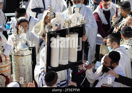 jerusalem, Israel. 29-03-2021. Ein Blick von oben auf einen jüdischen Mann, der wegen des Corona-Virus eine Tallit und eine blaue Gesichtsmaske trug und eine Tora aufnahm Stockfoto