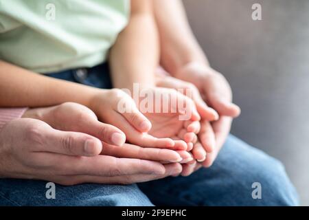 Nahaufnahme Aufnahme Von Mama, Papa Und Kind, Die Ihre Hände Zusammenlegen Stockfoto