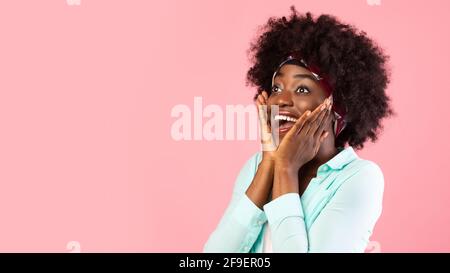 Aufgeregt Schwarze Frau Schreiend Berührendes Gesicht Zur Seite Schauen, Rosa Hintergrund Stockfoto