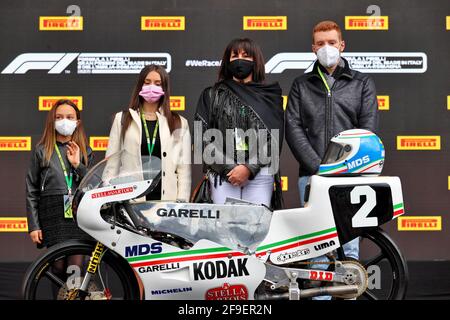 F1 zollt dem zweimaligen 125ccm-Weltmeister und Moto GP Team Manager Fausto Gresini (ITA) Tribut. Großer Preis der Emilia Romagna, Sonntag, 18. April 2021. Imola, Italien. Stockfoto