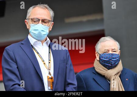 (L bis R): Stefano Domenicali (ITA) Formel-1-Präsident und CEO und Jean Todt (FRA) FIA-Präsident - F1 würdigt den zweimaligen 125ccm-Weltmeister und Moto GP-Teamchef Fausto Gresini (ITA). Großer Preis der Emilia Romagna, Sonntag, 18. April 2021. Imola, Italien. Stockfoto