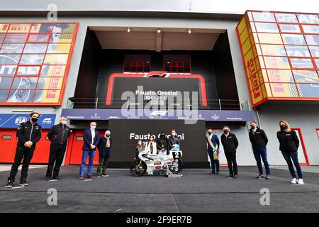 F1 zollt dem zweimaligen 125ccm-Weltmeister und Moto GP Team Manager Fausto Gresini (ITA) Tribut. Großer Preis der Emilia Romagna, Sonntag, 18. April 2021. Imola, Italien. Stockfoto