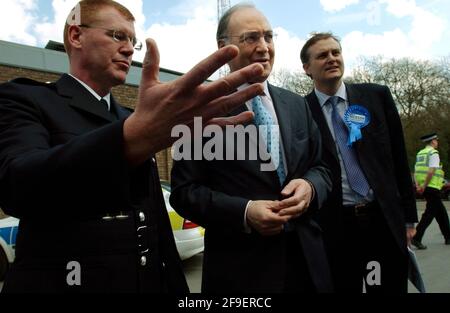 MICHAEL HOWARD BEI EINEM BESUCH IN EINEM POLIZEIHAUPTQUARTIER IN PETERBOROUGH,19. APRIL 2005 TOM PILSTON Stockfoto