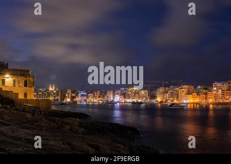 Skyline von Sliema bei Nacht auf Malta, Blick von der Manoel Insel Stockfoto