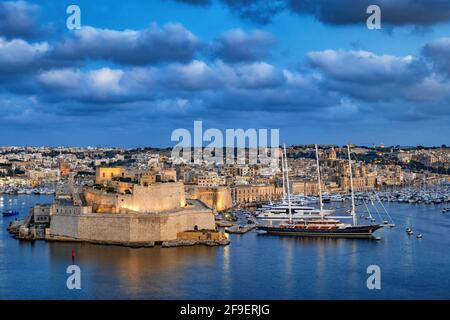 Die Stadt Birgu in Malta in der Abenddämmerung, Fort St. Angelo und Vittoriosa Yacht Marina im Grand Harbour Stockfoto