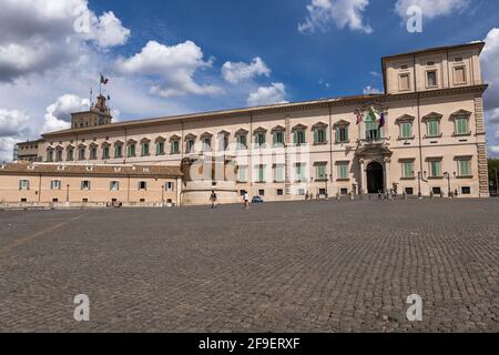 Quirinal-Palast (Palazzo del Quirinale) vom Platz der Piazza del Quirinale in Rom, Italien Stockfoto