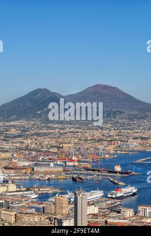 Stadt Neapel in Kampanien, Italien, Stadtbild mit Blick auf den Hafen und den Vesuv Stockfoto