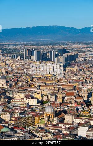 Stadt Neapel Stadtbild in Italien, Luftaufnahme über dem historischen Stadtzentrum und der Innenstadt von Neapel Stockfoto