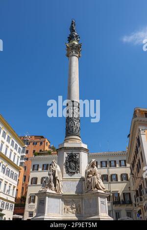 Säule der Unbefleckten Empfängnis (La Colonna della Immacolata) auf der Piazza Mignanelli in Rom, Italien, Denkmal der Jungfrau Maria aus dem 19. Jahrhundert Stockfoto