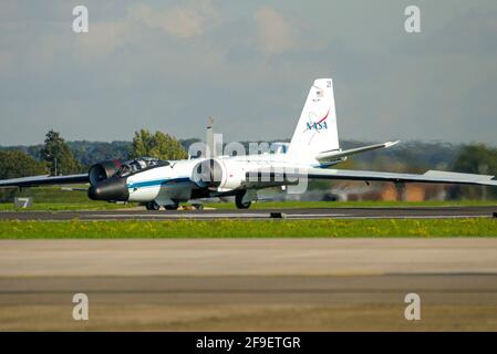 NASA Martin WB-57F Canberra hochgelegene wissenschaftliche Forschungsflugzeuge zu Besuch bei RAF Mildenhall in Suffolk, Großbritannien. Seltenes, spezialisiertes Düsenflugzeug auf Besuch in Großbritannien Stockfoto