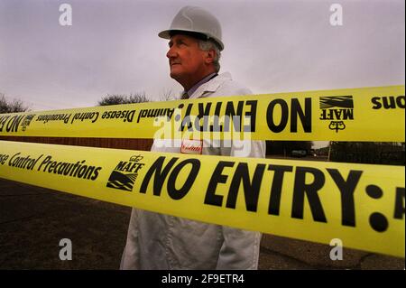 Paul Cheale, Direktor von Cheale Meats, Februar 2001, wo der Ausbruch von Maul- und Klauenseuche auftrat, spricht mit der Presse auf dem Bauernhof in Essex Stockfoto