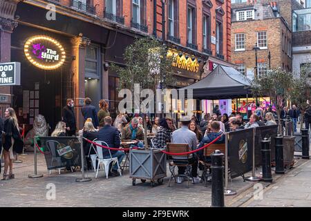 Lockerung der Sperre in Soho, London, England, Großbritannien. Stockfoto