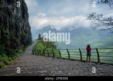 Wunderschöne Hügel und Täler, wie man sie bei Malshej Ghat in Maharashtra, Indien, sieht Stockfoto