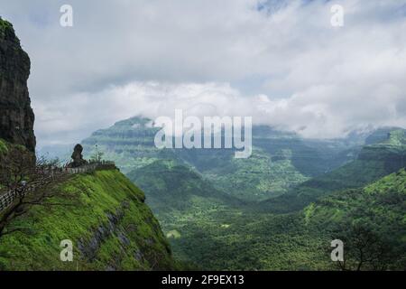 Wunderschöne Hügel und Täler, wie man sie am Malshej Point in Maharashtra, Indien, sieht Stockfoto