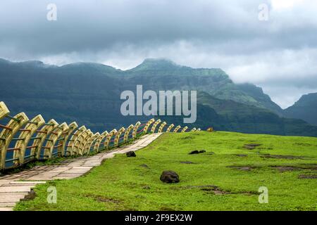 Wunderschöne Hügel und Täler, wie man sie am Malshej Point in Maharashtra, Indien, sieht Stockfoto