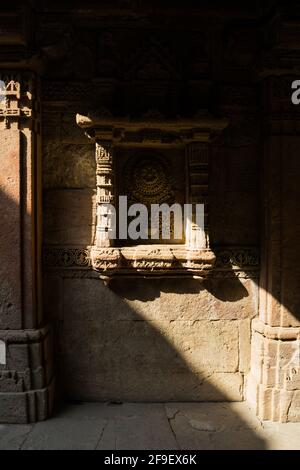 Kompliziertes architektonisches Design im Adalaj Stepwell in Adalaj Village in der Nähe von Ahmedabad, Indien Stockfoto