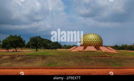 Die schöne Aussicht auf Matri Mandir in Auroville, in der Nähe von Pondicherry in Indien Stockfoto