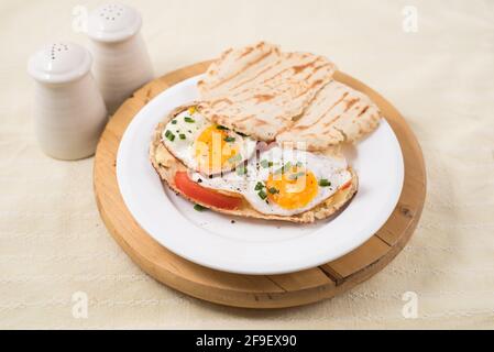 Eier mit Pita-Brot auf der Sonnenseite Stockfoto