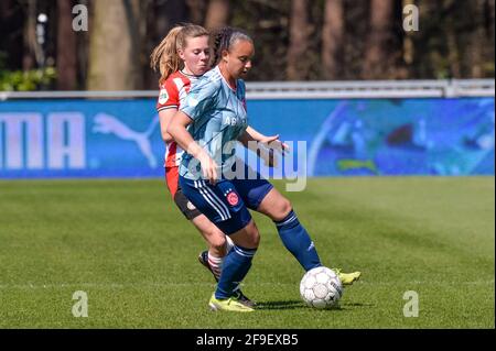 EINDHOVEN, NIEDERLANDE - APRIL 18: Janou Level von PSV und Chasity Grant von Ajax während des Halbfinales der KNVB Beker Women zwischen PSV und Ajax AT Stockfoto