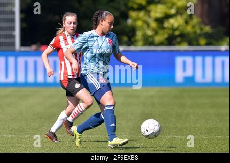 EINDHOVEN, NIEDERLANDE - APRIL 18: Janou Level von PSV und Chasity Grant von Ajax während des Halbfinales der KNVB Beker Women zwischen PSV und Ajax AT Stockfoto