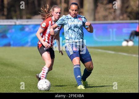 EINDHOVEN, NIEDERLANDE - APRIL 18: Janou Level von PSV und Chasity Grant von Ajax während des Halbfinales der KNVB Beker Women zwischen PSV und Ajax AT Stockfoto