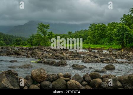 Wunderschöne Hügel und Wasserfälle wie bei Malshej Ghat in Maharashtra, Indien, gesehen Stockfoto