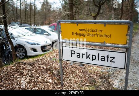 18. April 2021, Niedersachsen, Lohheide/Hörsten: Ein Schild weist auf den sowjetischen Kriegsgräberfriedhof bei Bergen-Belsen hin. Der Verband der Persekutierten des Nazi-Regimes und der Deutsche Gewerkschaftsbund (DGB) gedachten des Jahrestages der Befreiung des Konzentrationslagers Bergen-Belsen. Foto: Philipp Schulze/dpa Stockfoto