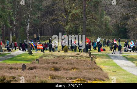 18. April 2021, Niedersachsen, Lohheide/Hörsten: Menschen nehmen an einer Gedenkfeier auf dem sowjetischen Kriegsgefangenenfriedhof bei Bergen-Belsen Teil. Der Verein verfolgter Nazis und der Deutsche Gewerkschaftsbund (DGB) gedachten des Jahrestages der Befreiung des Konzentrationslagers Bergen-Belsen. Foto: Philipp Schulze/dpa Stockfoto