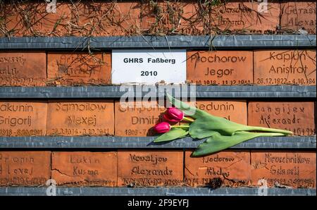 18. April 2021, Niedersachsen, Lohheide/Hörsten: Tontafeln mit den Namen toter Kriegsgefangener liegen auf dem sowjetischen Kriegsgefangenenfriedhof bei Bergen-Belsen. Der Verein verfolgter Nazis und der Deutsche Gewerkschaftsbund (DGB) gedachten des Jahrestages der Befreiung des Konzentrationslagers Bergen-Belsen. Foto: Philipp Schulze/dpa Stockfoto