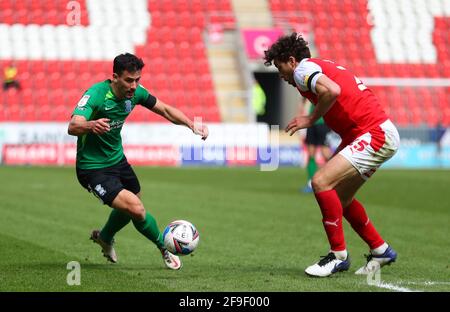 Maxime Colin von Birmingham City (links) und Matt Crooks von Rotherham United kämpfen beim Sky Bet Championship-Spiel im AESSEAL New York Stadium, Rotherham, um den Ball. Bilddatum: Sonntag, 18. April 2021. Stockfoto