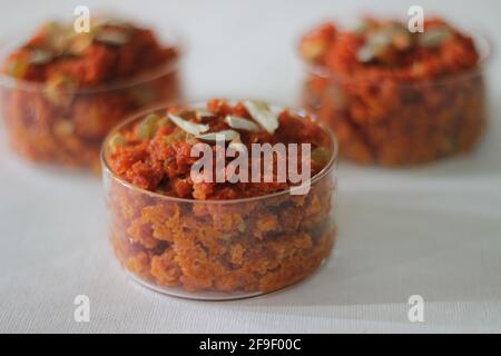 Süßer Dessertpudding auf Karottenbasis vom indischen Subkontinent. Aus geriebenen Karotten, Milch, Zucker und Kardamom. Auch bekannt als Gajar ka halwa. Sho Stockfoto