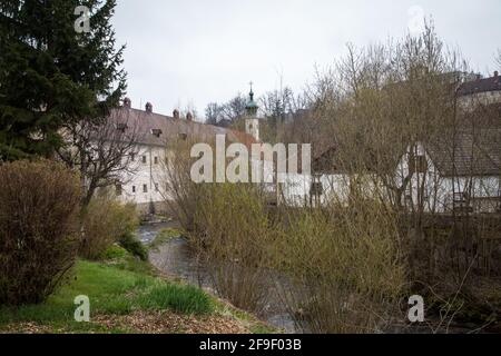 Altes öffentliches Krankenhaus (Bürgerspital) und Fluss Luznice (Lainsitz) in Weitra, Waldviertel, Österreich - April 2021 Stockfoto