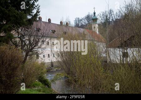 Altes öffentliches Krankenhaus (Bürgerspital) und Fluss Luznice (Lainsitz) in Weitra, Waldviertel, Österreich - April 2021 Stockfoto