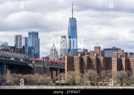 Brooklyn, NY - USA - 17. April 2021: Blick auf das World Trade Center und Lower Manhattan von Williamsburg über den East River. Stockfoto
