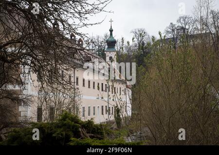 Altes öffentliches Krankenhaus (Bürgerspital) und Fluss Luznice (Lainsitz) in Weitra, Waldviertel, Österreich - April 2021 Stockfoto