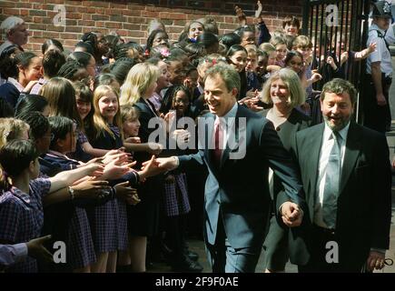 ***DOPPEL WIRD GELÖSCHT***Tony BlairJuni 2001 kommt, um die anzukündigen Wahl am 2001. Mai in der St Oafs und St Saviors School Im Süden Londons Stockfoto