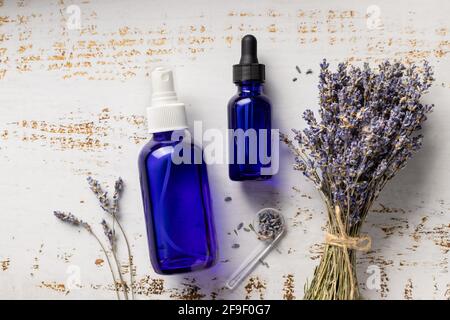 Lavendelkosmetik und getrocknete Blumen Stockfoto