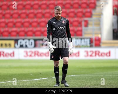 Rotherham United Torwart Viktor Johansson sieht beim Sky Bet Championship-Spiel im AESSEAL New York Stadium, Rotherham, niedergeschlagen aus. Bilddatum: Sonntag, 18. April 2021. Stockfoto