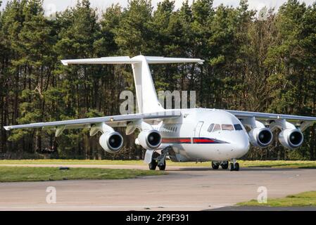 Royal Air Force, RAF 32 Squadron BAE 146 CC1 VIP-Transportflugzeug rollt zur Abfahrt von RAF Coltishlin, Norfolk, Großbritannien. Ländliche Lage Stockfoto