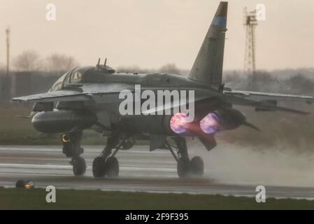 Royal Air Force, RAF, Sepecat Jaguar Jet Kampfflugzeug startete bei starkem Regen mit Aufwärmphase nach der Schließung von RAF Coltishall, Norfolk, Großbritannien. Schließen Stockfoto