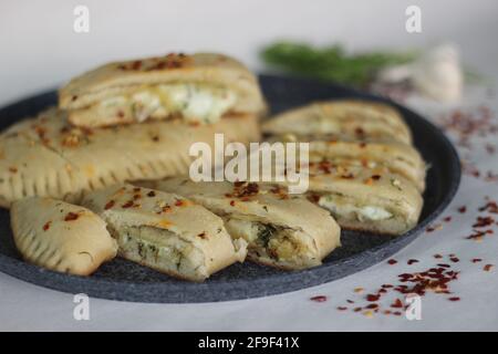 Selbstgebackenes Knoblauchbrot, gefüllt mit Mozzarella-Käse. Aufgenommen auf weißem Hintergrund. Stockfoto